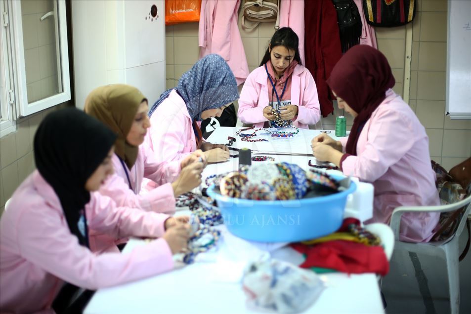 Mujeres sirias y turcas convierten material reciclable en artesanías