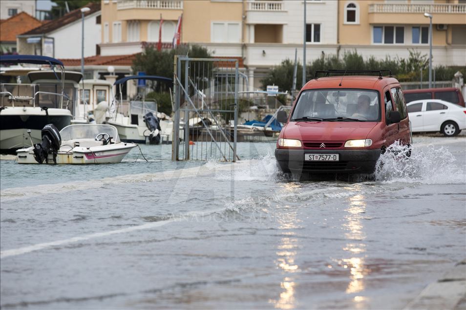 Moti i keq godet Kroacinë, përmbyten qytetet bregdetare