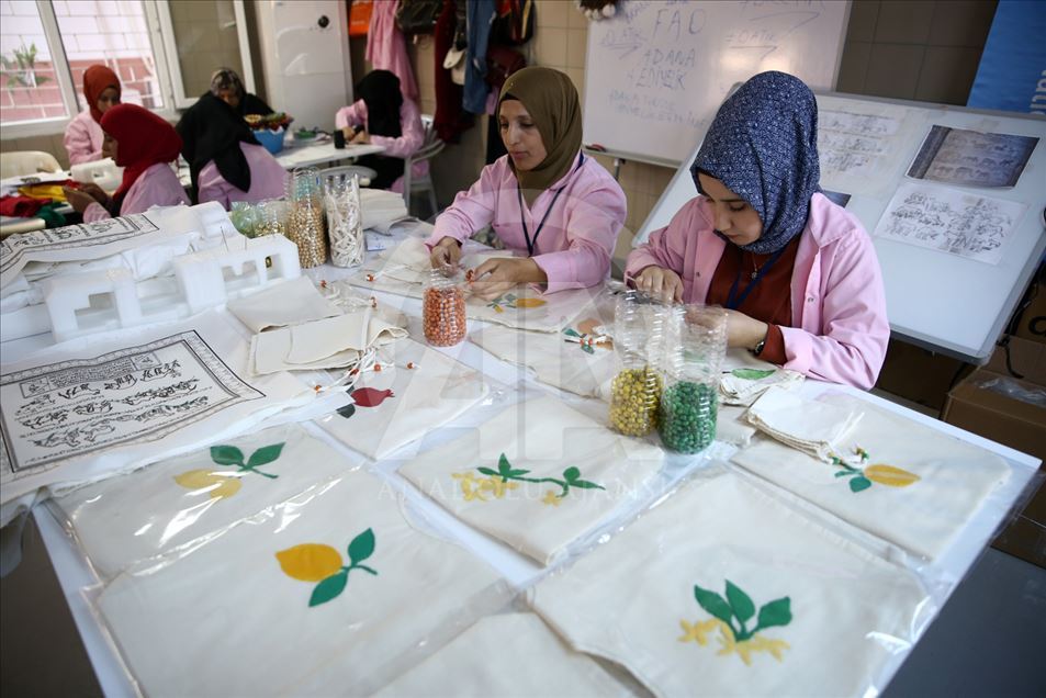 Mujeres sirias y turcas convierten material reciclable en artesanías
