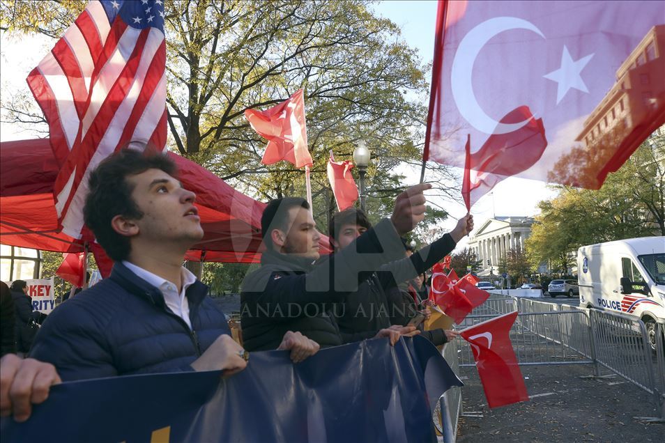 اردوغان با استقبال ترک‌های مقیم آمریکا وارد هتل خود در واشنگتن شد
