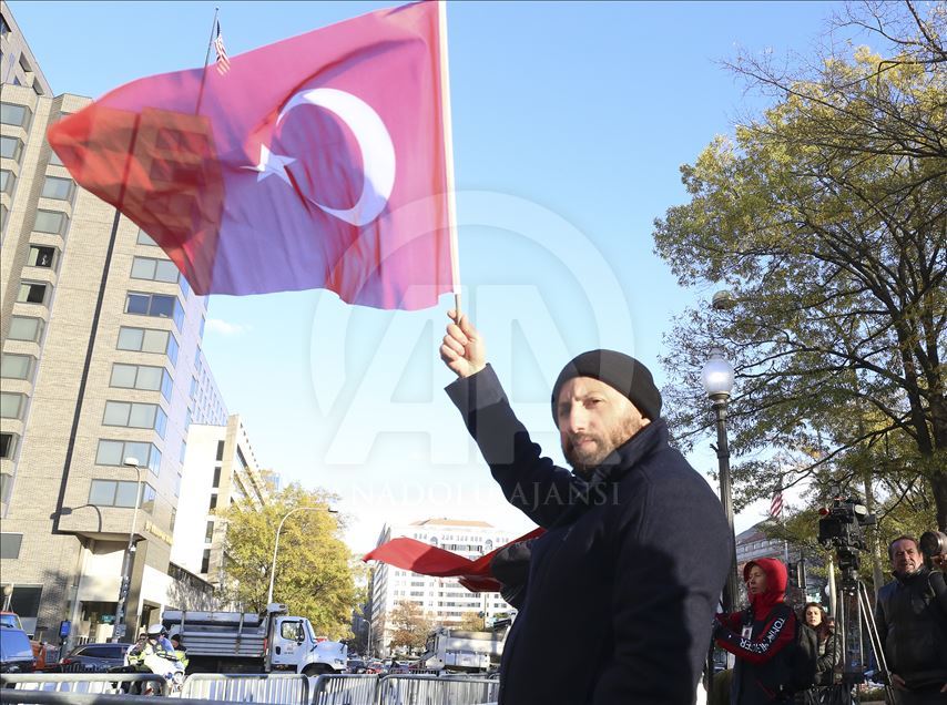 اردوغان با استقبال ترک‌های مقیم آمریکا وارد هتل خود در واشنگتن شد
