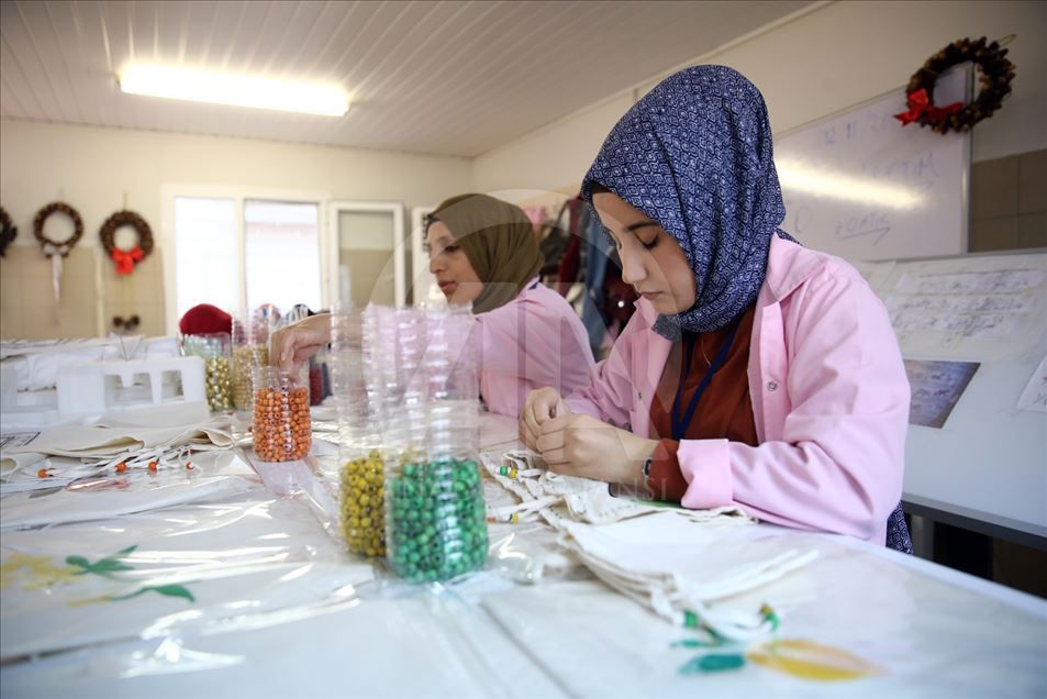 Mujeres sirias y turcas convierten material reciclable en artesanías