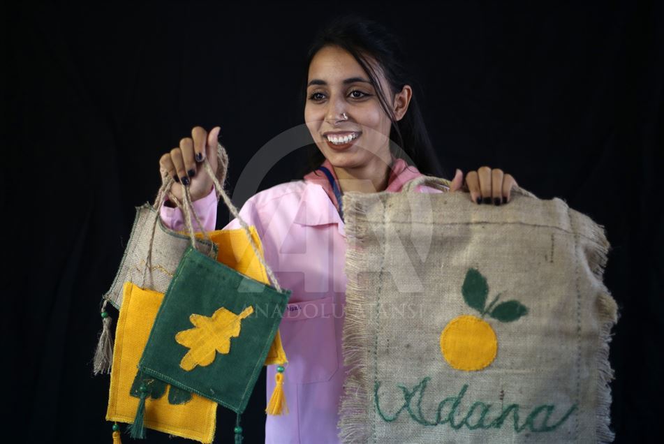 Mujeres sirias y turcas convierten material reciclable en artesanías