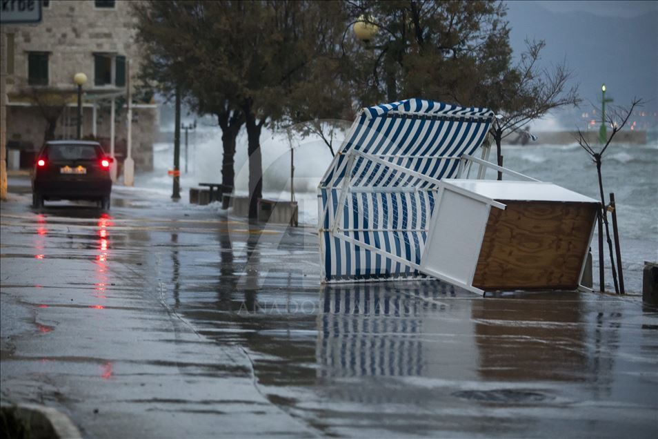 Moti i keq godet Kroacinë, përmbyten qytetet bregdetare