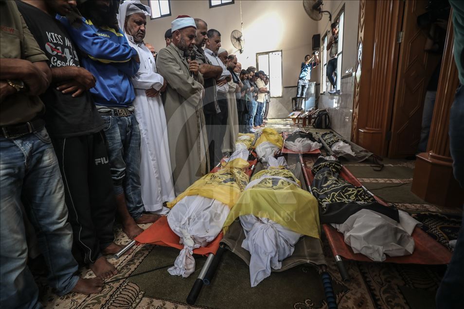 تشييع جثامين ثمانية شهداء من عائلة واحدة وسط قطاع غزة