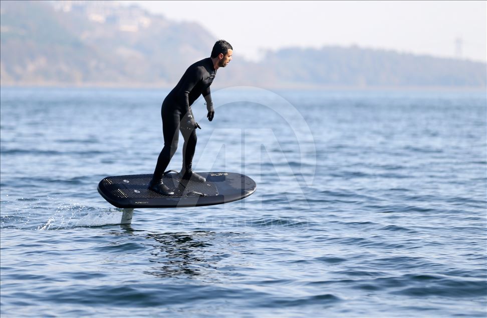 Kenan Sofuoğlu, karadaki hız tutkusunu flyboardla göle taşıdı