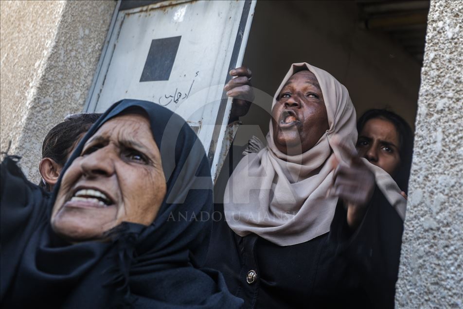 تشييع جثامين ثمانية شهداء من عائلة واحدة وسط قطاع غزة