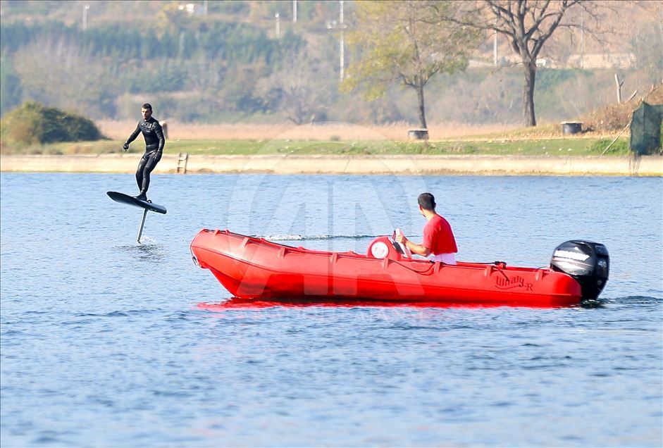 Kenan Sofuoğlu, karadaki hız tutkusunu flyboardla göle taşıdı