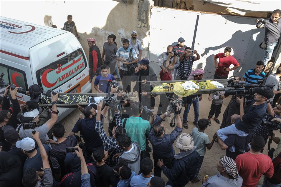 تشييع جثامين ثمانية شهداء من عائلة واحدة وسط قطاع غزة