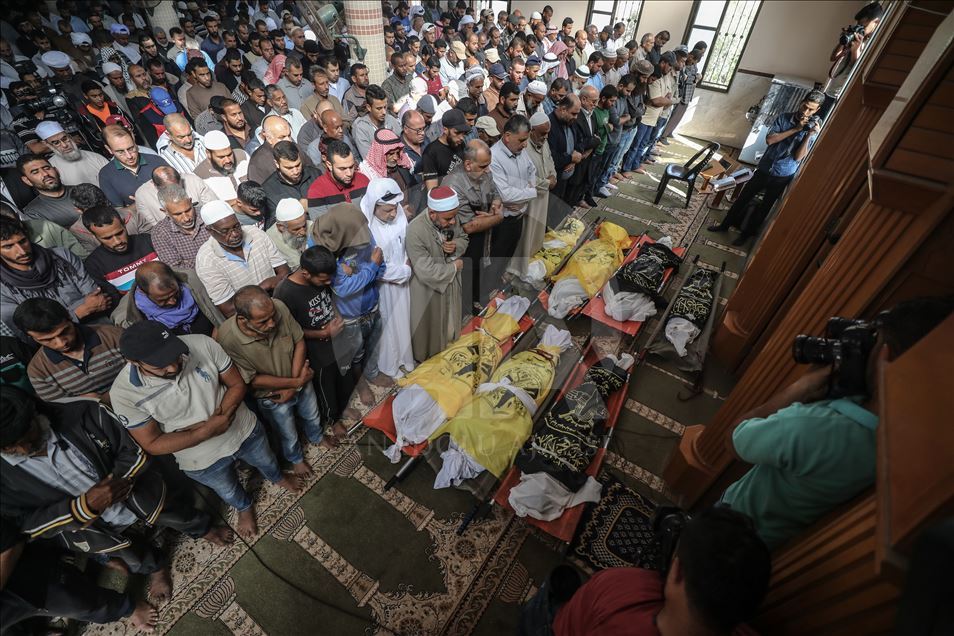 تشييع جثامين ثمانية شهداء من عائلة واحدة وسط قطاع غزة