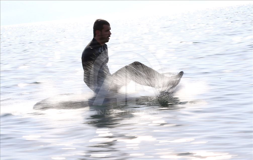 Kenan Sofuoğlu, karadaki hız tutkusunu flyboardla göle taşıdı
