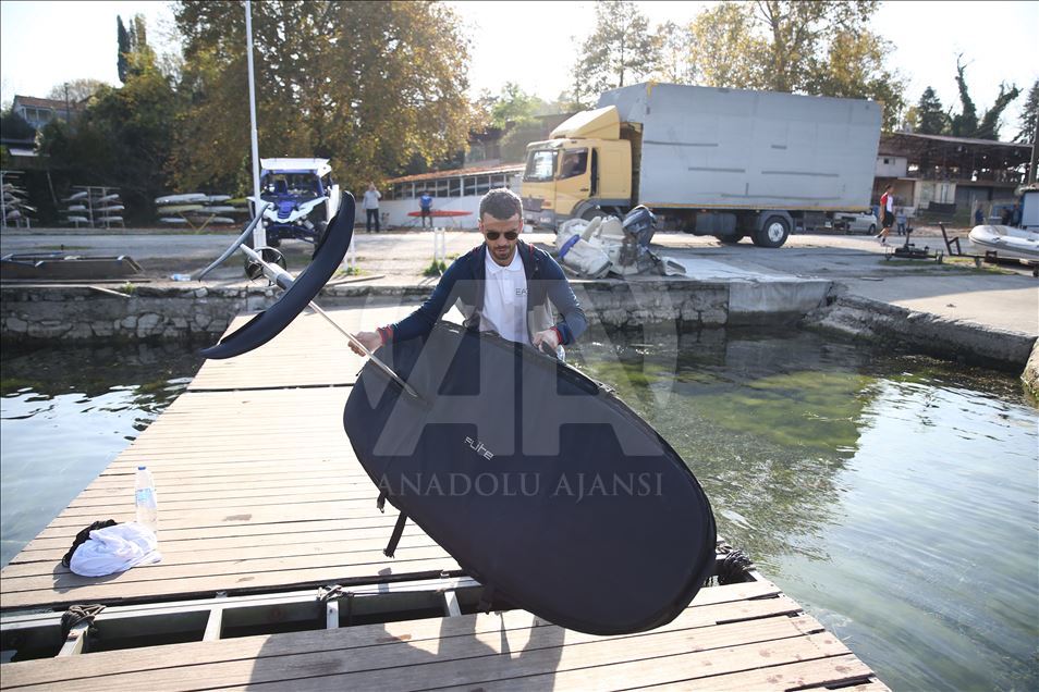Kenan Sofuoğlu, karadaki hız tutkusunu flyboardla göle taşıdı