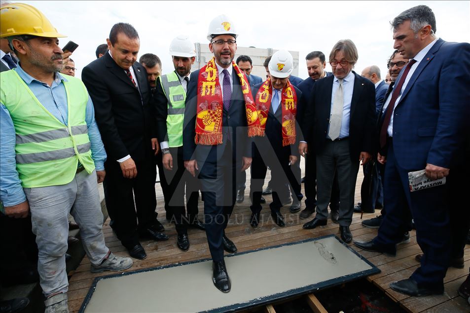 Bakan Kasapoğlu, İzmir'de yapımı süren statları inceledi