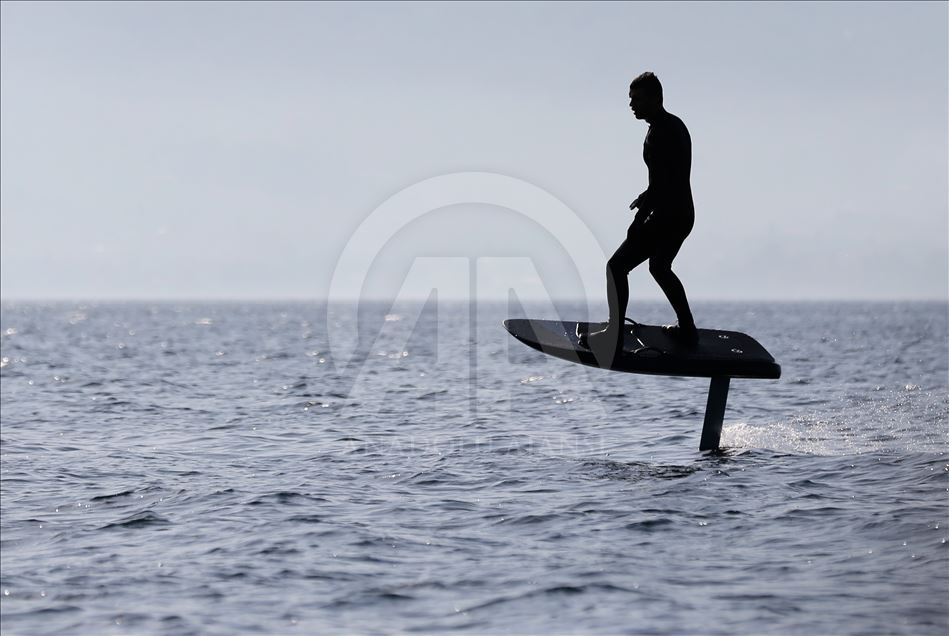 Kenan Sofuoğlu, karadaki hız tutkusunu flyboardla göle taşıdı