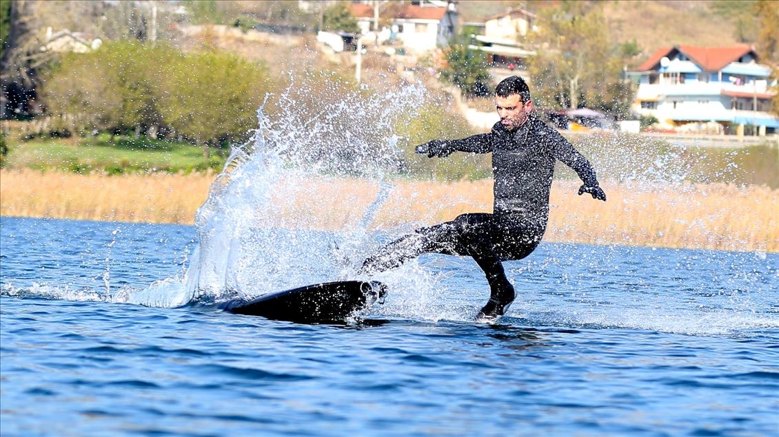 Kenan Sofuoğlu, karadaki hız tutkusunu flyboardla göle taşıdı