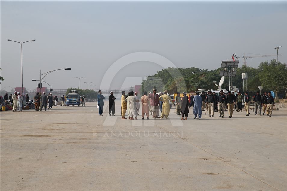 Pakistan'da hükümet karşıtı eylemciler İslamabad'ı terk ediyor