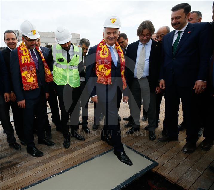 Bakan Kasapoğlu, İzmir'de yapımı süren statları inceledi