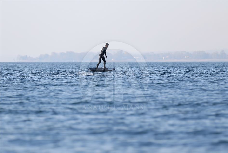 Kenan Sofuoğlu, karadaki hız tutkusunu flyboardla göle taşıdı