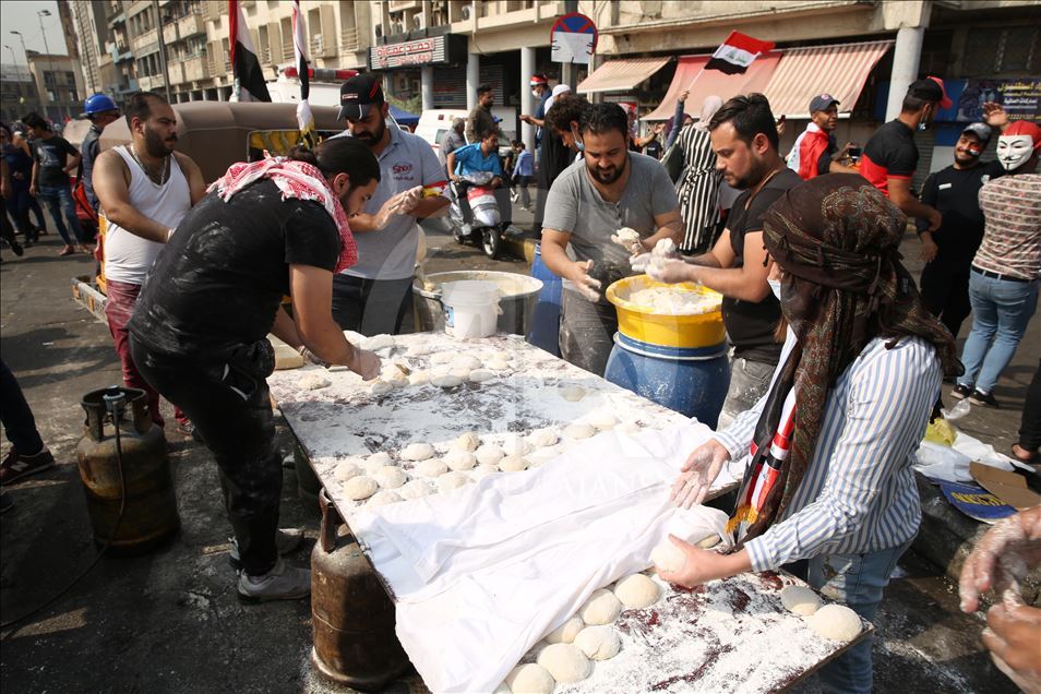 Irak'ta gösterilerin merkezi Tahrir Meydanı'nın gönüllü kadınları