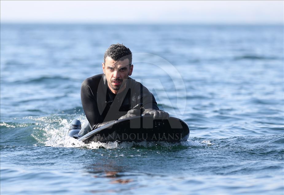 Kenan Sofuoğlu, karadaki hız tutkusunu flyboardla göle taşıdı