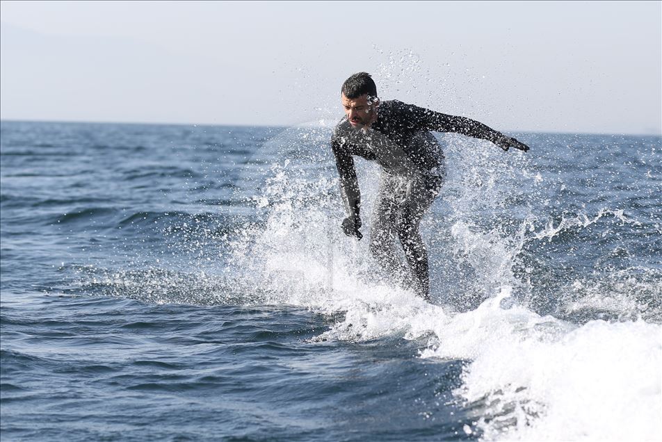 Kenan Sofuoğlu, karadaki hız tutkusunu flyboardla göle taşıdı