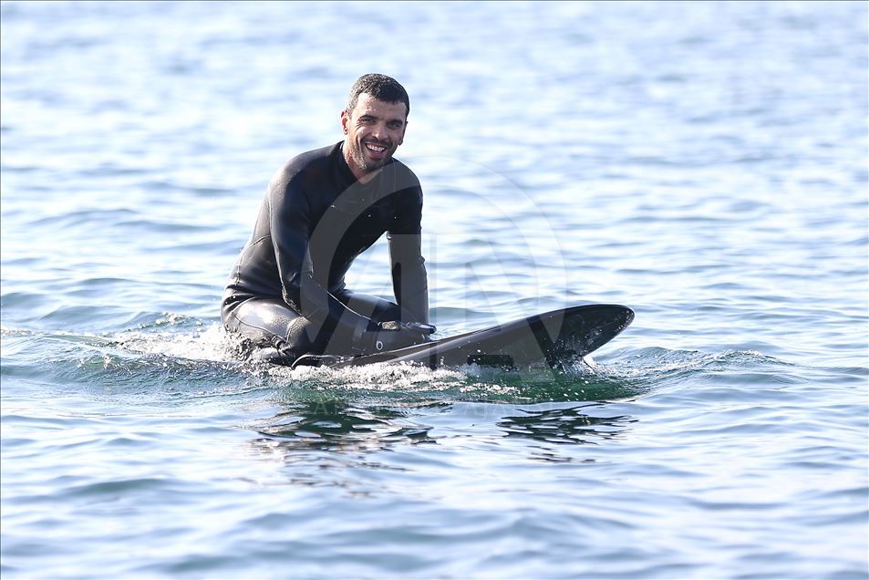 Kenan Sofuoğlu, karadaki hız tutkusunu flyboardla göle taşıdı