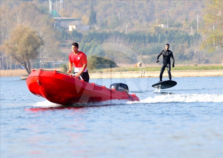 Kenan Sofuoğlu, karadaki hız tutkusunu flyboardla göle taşıdı