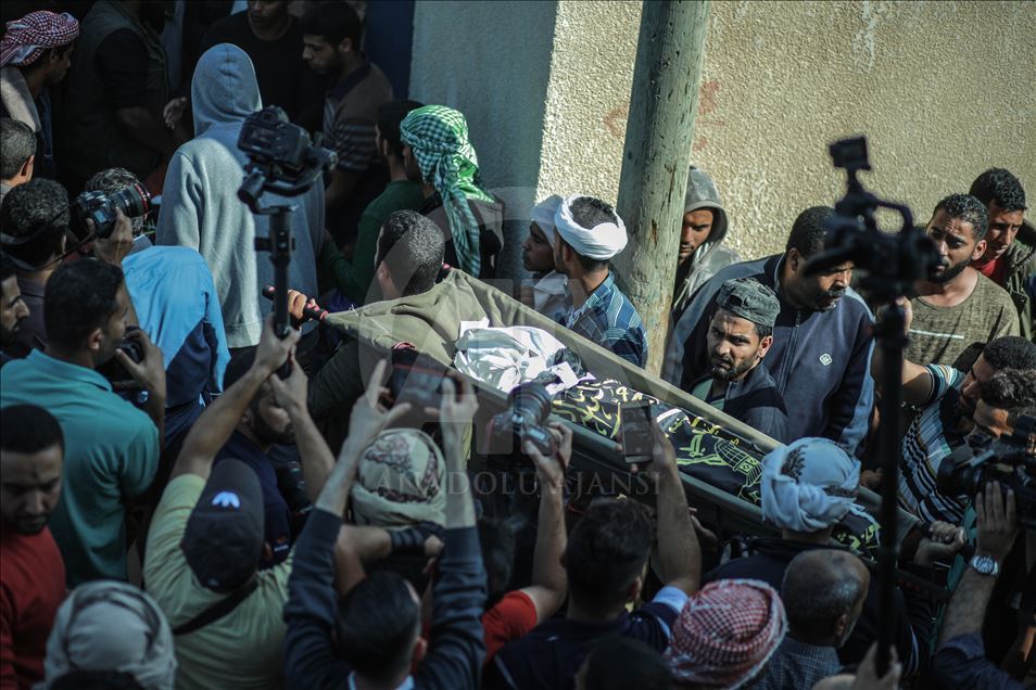 تشييع جثامين ثمانية شهداء من عائلة واحدة وسط قطاع غزة