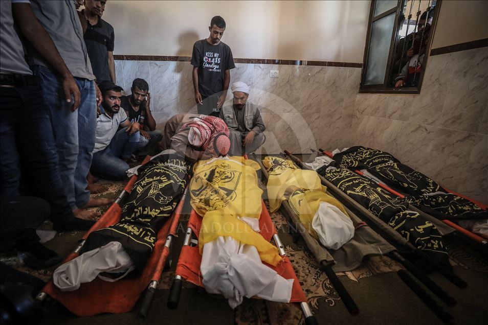 تشييع جثامين ثمانية شهداء من عائلة واحدة وسط قطاع غزة