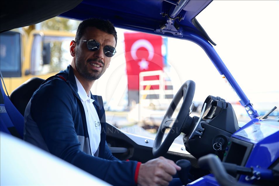 Kenan Sofuoğlu, karadaki hız tutkusunu flyboardla göle taşıdı