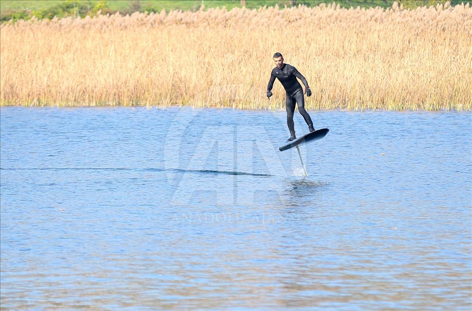 Kenan Sofuoğlu, karadaki hız tutkusunu flyboardla göle taşıdı