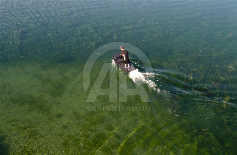 Kenan Sofuoğlu, karadaki hız tutkusunu flyboardla göle taşıdı