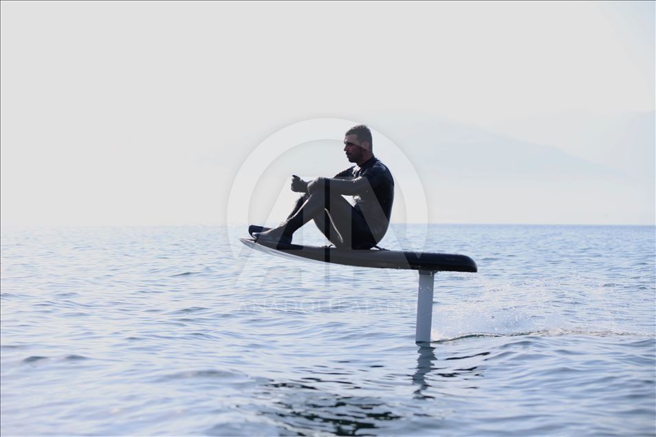 Kenan Sofuoğlu, karadaki hız tutkusunu flyboardla göle taşıdı