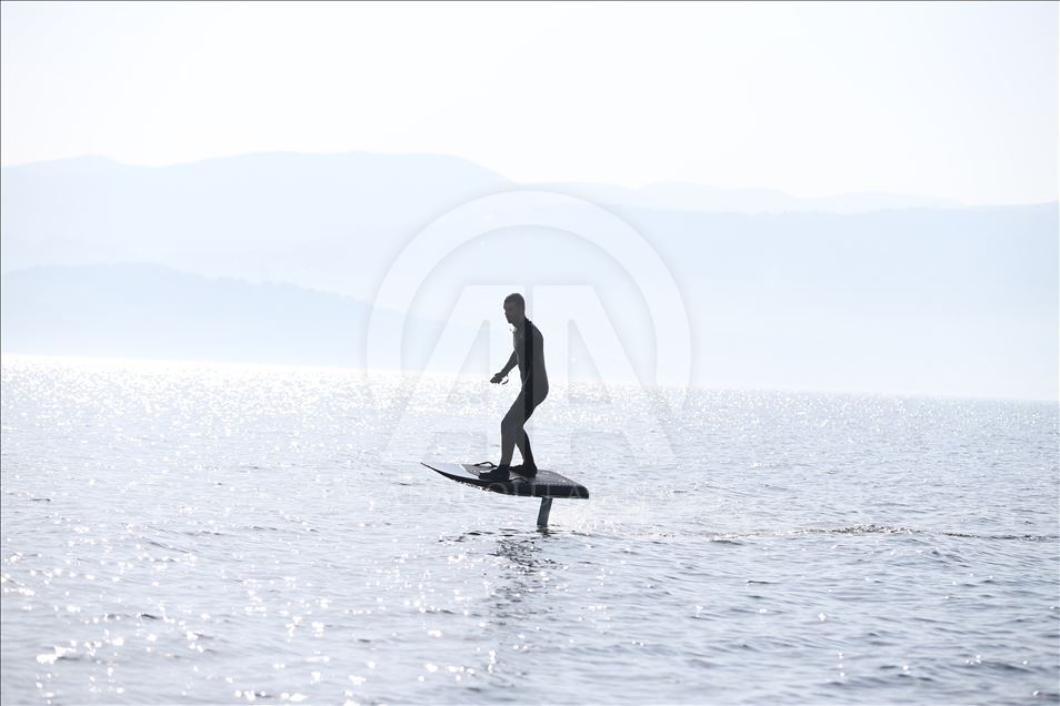 Kenan Sofuoğlu, karadaki hız tutkusunu flyboardla göle taşıdı