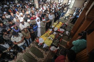 تشييع جثامين ثمانية شهداء من عائلة واحدة وسط قطاع غزة