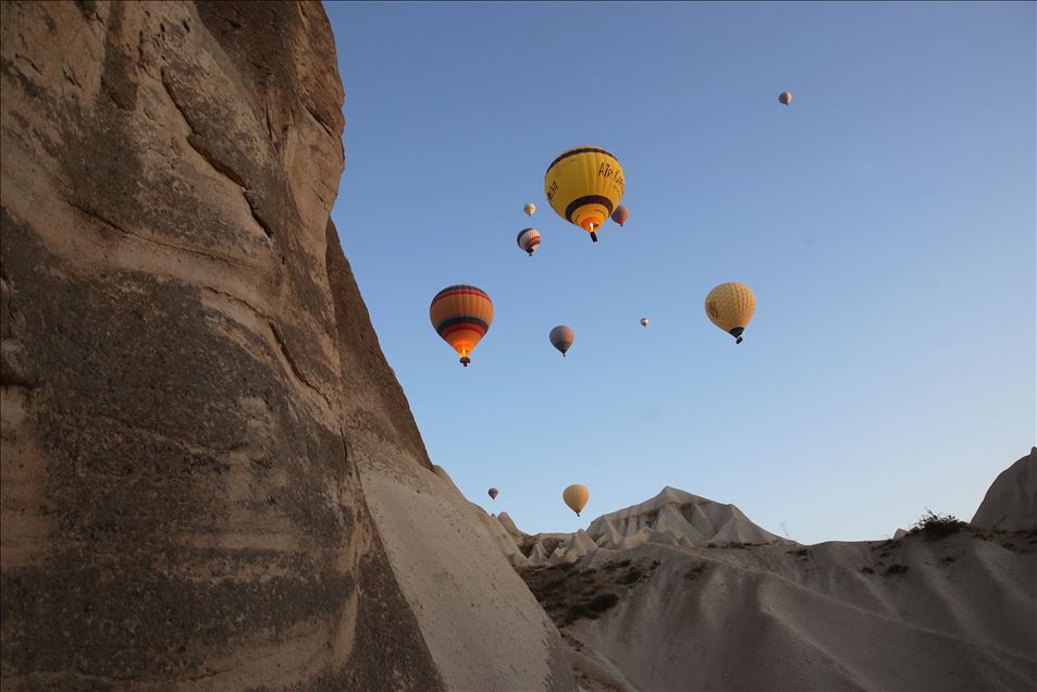 Kapadokya'nın masalsı güzelliği balonlarla renkleniyor