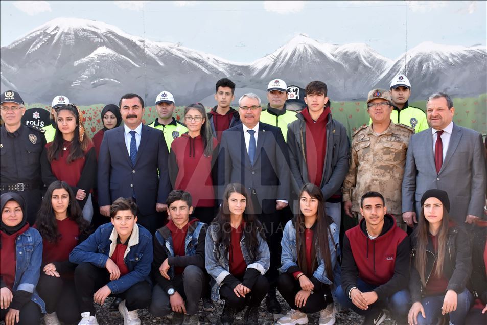 Muş Valisi Gündüzöz, öğrencilerin süslediği güvenlik duvarını inceledi