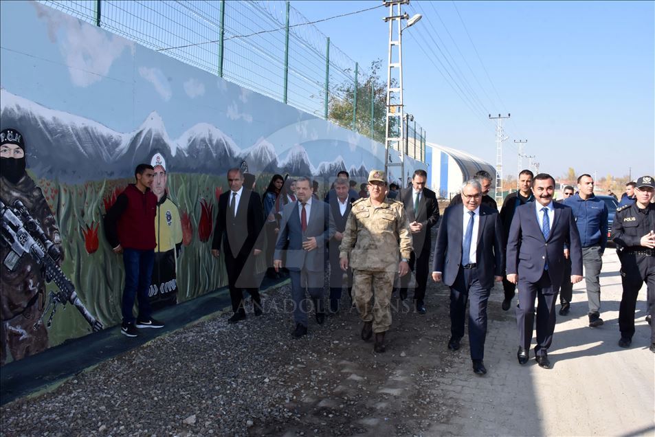 Muş Valisi Gündüzöz, öğrencilerin süslediği güvenlik duvarını inceledi