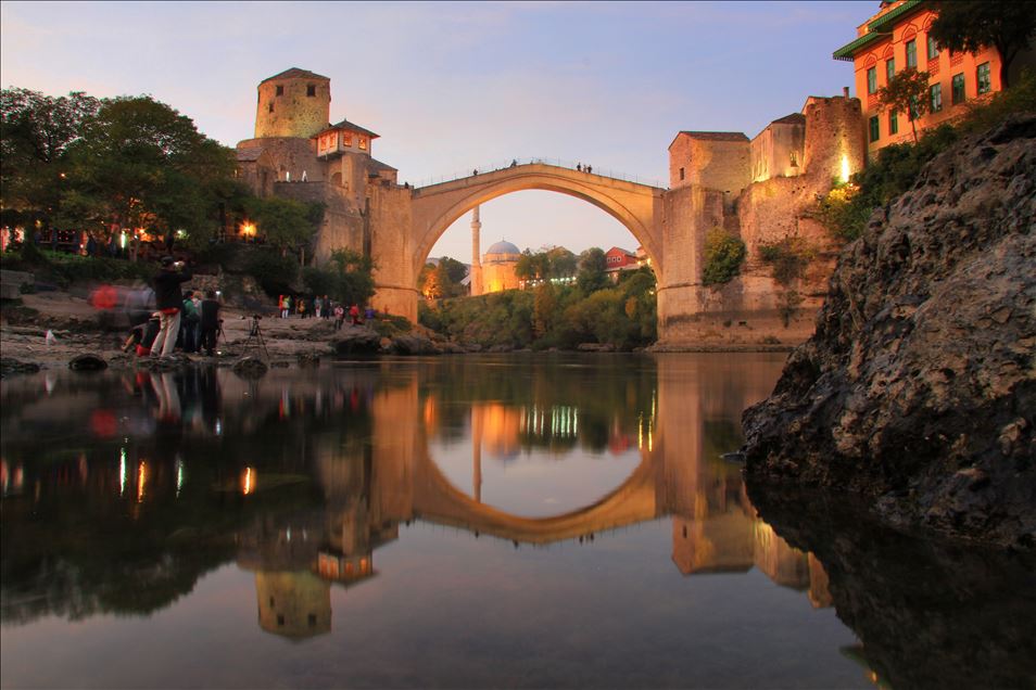 Mostar Köprüsü medeniyetleri birleştirmeye devam ediyor