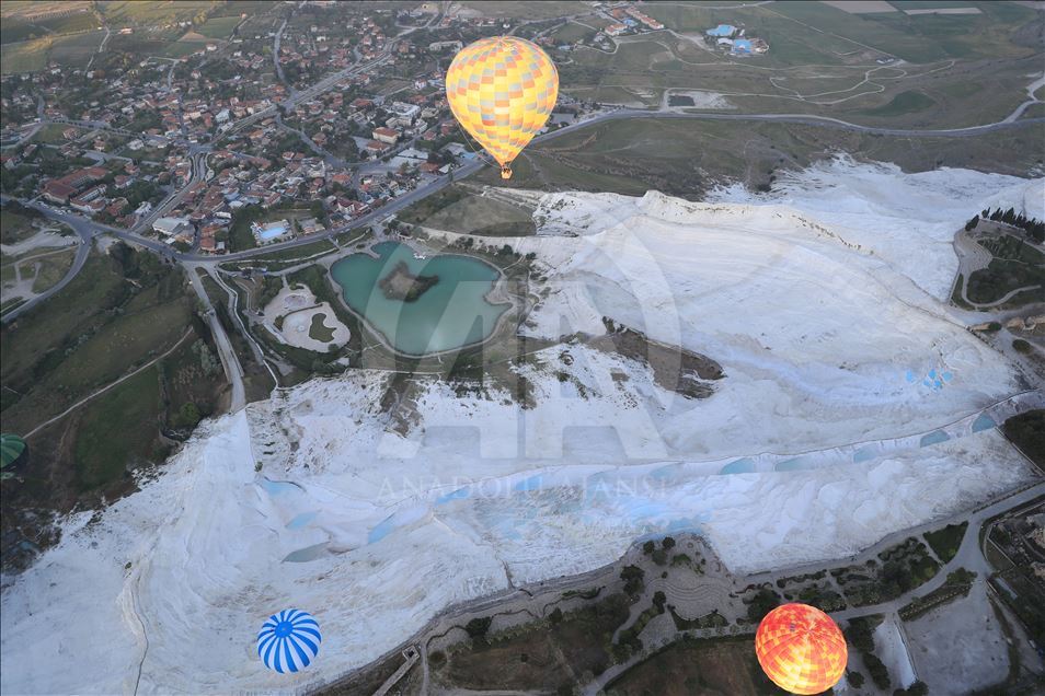 Pamukkale'de balonlar 153 bin kişiyi uçurdu