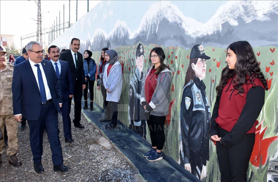 Muş Valisi Gündüzöz, öğrencilerin süslediği güvenlik duvarını inceledi