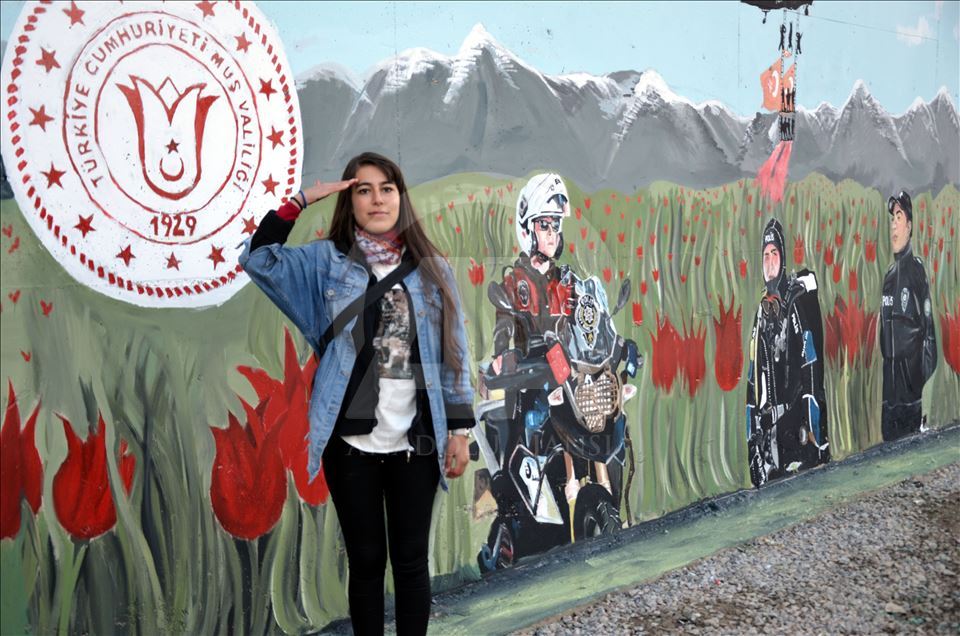 Muş Valisi Gündüzöz, öğrencilerin süslediği güvenlik duvarını inceledi