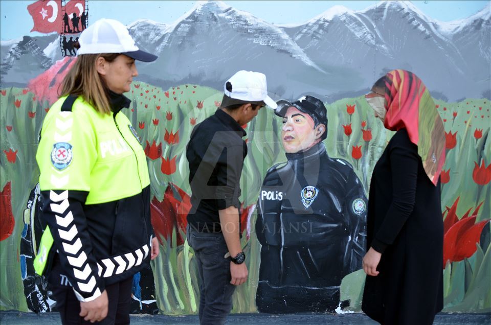 Muş Valisi Gündüzöz, öğrencilerin süslediği güvenlik duvarını inceledi