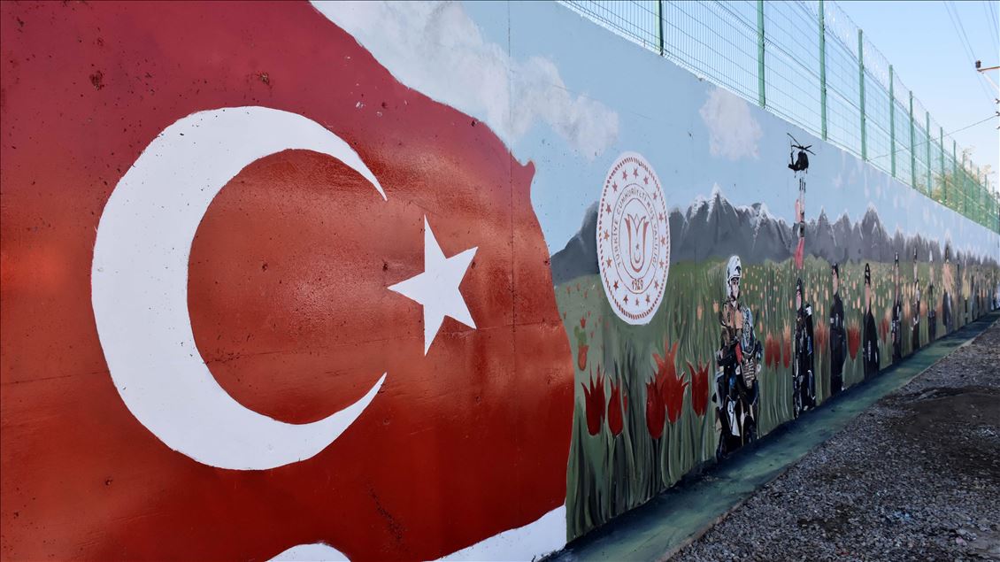 Muş Valisi Gündüzöz, öğrencilerin süslediği güvenlik duvarını inceledi