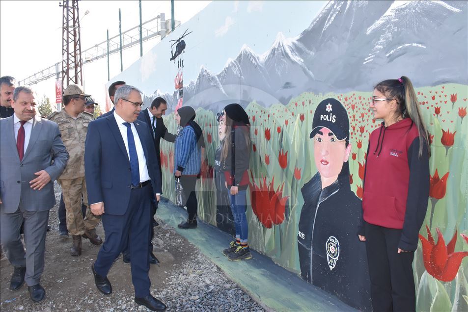 Muş Valisi Gündüzöz, öğrencilerin süslediği güvenlik duvarını inceledi