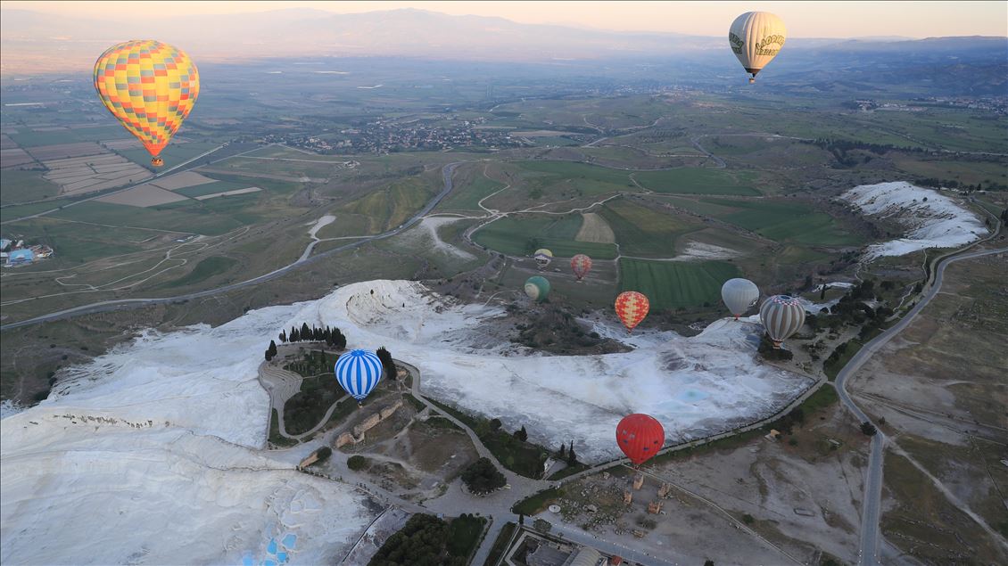 Pamukkale'de balonlar 153 bin kişiyi uçurdu