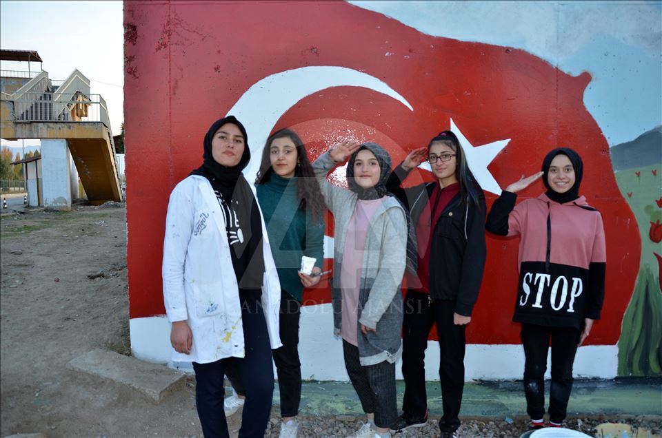 Muş Valisi Gündüzöz, öğrencilerin süslediği güvenlik duvarını inceledi
