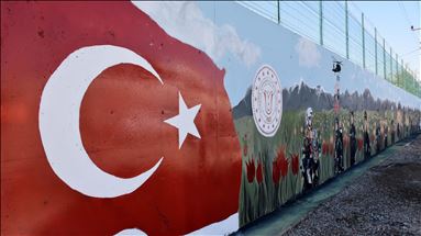Muş Valisi Gündüzöz öğrencilerin süslediği güvenlik duvarını inceledi