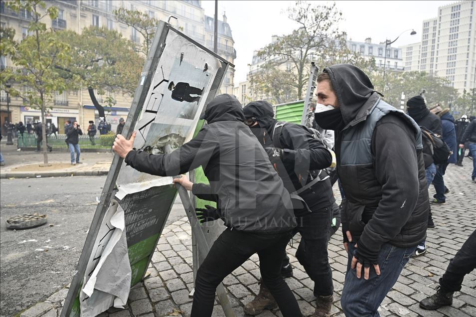 Chalecos amarillos protestan en Francia para conmemorar su primer aniversario