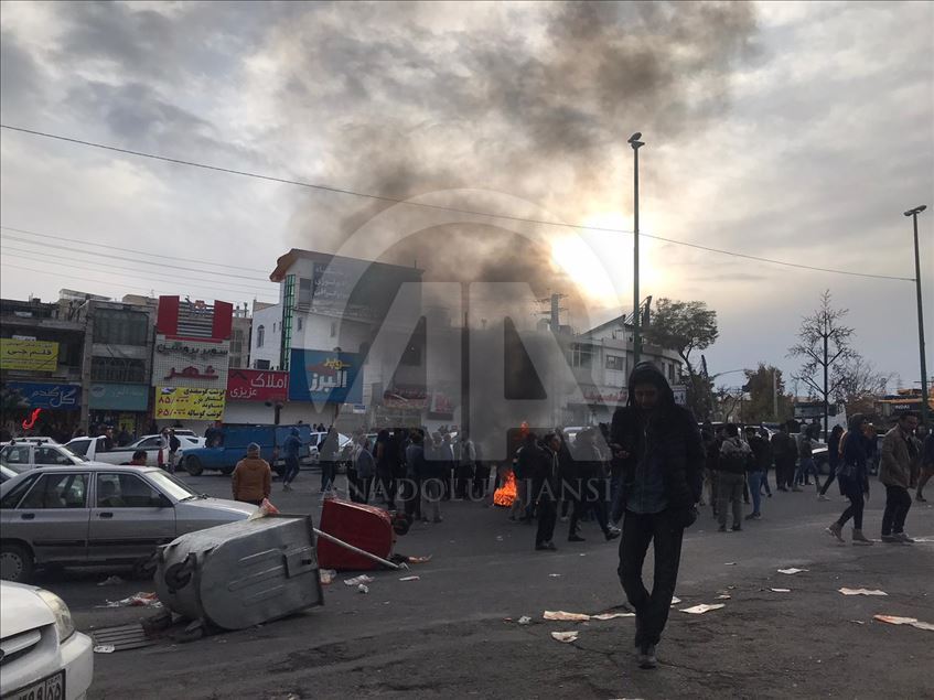 İran'da benzin zammını protestoları sürüyor
